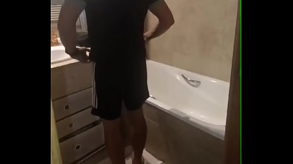Mi madrastra entra al baño mientras me ducho y me comienza a chupar la polla y se la meto por el culo sin piedad