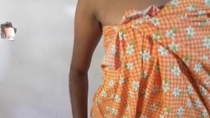 ලංකාවේ කෙල්ලගෙ කුක්කු ආතල් sri lankan girl boobs fun